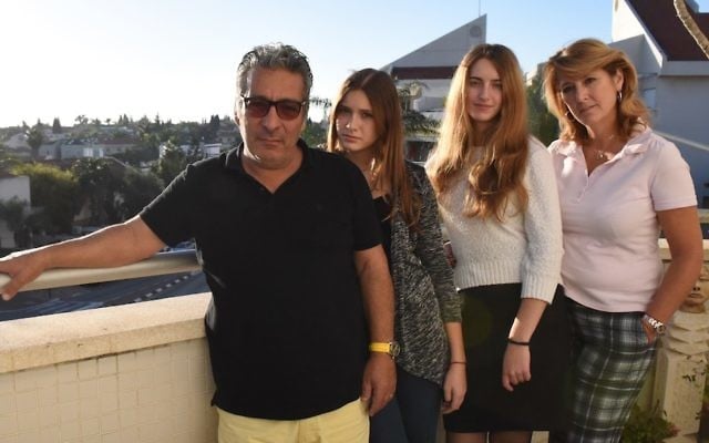 Catherine Berdah, à droite, avec son mari et ses filles dans leur appartement à Raanana, Israël. (Cnaan Liphshiz / JTA)