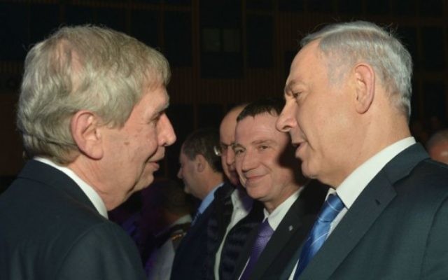 Le Premier ministre Benjamin Netanyahu, à droite, avec le chef sortant du Mossad, Tamir Pardo, à Tel Aviv, le 5 janvier 2016. (Crédit : Kobi Gideon/GPO) Le Premier ministre Benjamin Netanyahu, à droite, avec le chef sortant du Mossad, Tamir Pardo, à Tel Aviv, le 5 janvier 2016. (Crédit : Kobi Gideon/GPO)