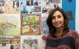 Julia Burton, fille de l'un des "Garçons" et organisatrice de l'exposition sur les patchworks de la mémoire. (Crédit : Musée juif de Londres)