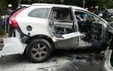 Carcasse d'une voiture explosée dans une attaque du crime organisé près de la bourse de Tel Aviv, le 19 janvier 2016. (Crédit : porte-parole de la police)