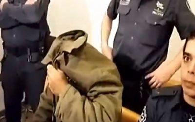 Un homme suspecté d'avoir aidé Nashat Milhem est amené devant la cour de Haïfa le 9 janvier 2016. (Crédit : capture d'écran Deuxième chaîne)