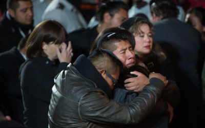 La famille du capitaine Yishai Rosales pendant ses funérailles, le 7 janvier 2016. (Crédit : Yonatan Sindel/Flash90)