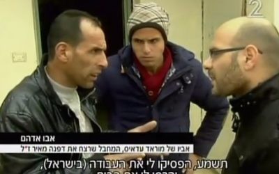 Abu Adham (à gauche), père du Palestinien de 15 ans arrêté pour des présomptions d'assassinat de Dafna Meir, 38 ans, dans sa maison d'Otniel le 17 janvier 2016. (Crédit : capture d'écran Deuxième chaîne)