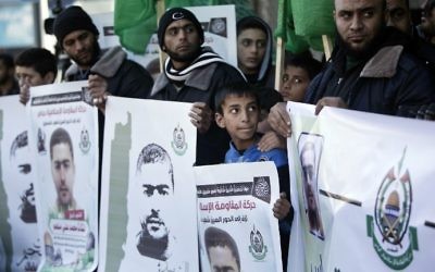 Des soutiens palestiniens du Hamas rendent hommage à Nashat Milhem, qui a tué trois Israéliens dans des fusillades à Tel Aviv le 1er janvier 2016, pendant un rassemblement à Gaza le 9 janvier 2016. (Crédit : AFP/Mahmud Hams)