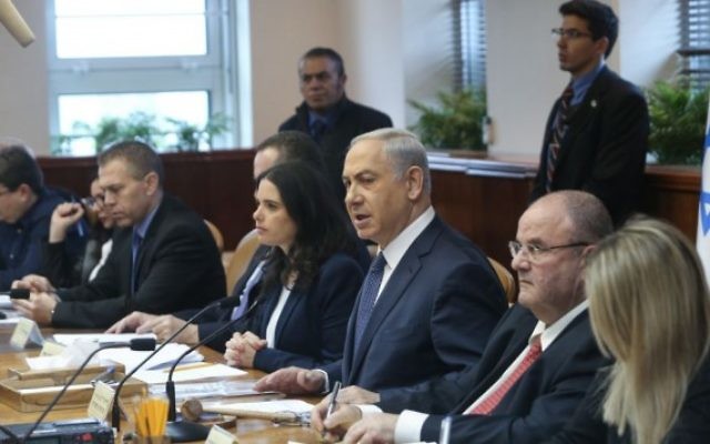 Le Premier ministre Benjamin Netanyahu dirige la réunion hebdomadaire du gouvernement à Jérusalem le 3 janvier 2016 (Crédit photo: Alex Kolomoisky / POOL)