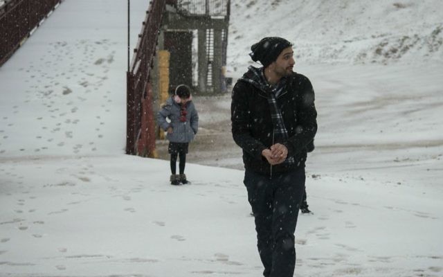 Des Israéliens dans la neige au mont Hermon, le 31 décembre 2015. (Crédit : Basel Awidat/Flash90) Des Israéliens dans la neige au mont Hermon, le 31 décembre 2015. (Crédit : Basel Awidat/Flash90)