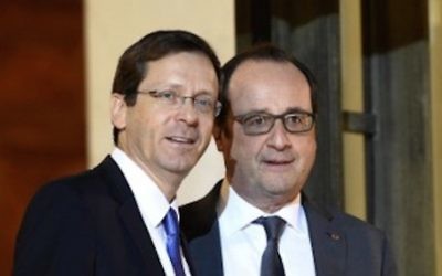 Le président français François Hollande (à droite) avec le dirigeant du parti de l'Union sioniste, Isaac Herzog après une réunion à Paris, au palais de l'Elysée, le 22 janvier 2016. (Crédit : AFP / ERIC FEFERBERG)
