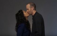 Extrait de la vidéo "Juifs et arabes s'embrassent" de Time Out Tel Aviv. (Crédit : capture d'écran YouTube)