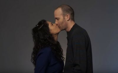 Extrait de la vidéo "Juifs et arabes s'embrassent" de Time Out Tel Aviv. (Crédit : capture d'écran YouTube)