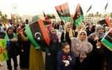 Des Libyens avec leur drapeau sur une place de Tripoli, le 6 novembre 2014. (Crédit : Mahmud Turkia/ AFP)