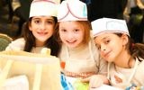 Plus de 1100 enfants ont appris à faire une hallah pendant cet évènement à New York, le 12 janvier 2016. (Crédit : Benams Photo/autorisation du Chabad via JTA)
