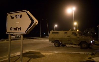 Les forces de sécurité israéliennes près de l'implantation d'Otniel dans la région du sud de Hébron, où Dafna Meir, une femme juive, a été tuée dans une attaque au couteau chez elle, le 17 janvier 2016. (Crédit : Yonatan Sindel/FLASH90)