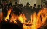 Les hommes ultra-orthodoxes manifestant à Jérusalem le 7 Janvier 2016, après que les autorités ont ordonné une autopsie sur un nourrisson âgé de quatre mois de la communauté (Crédit : Capture d'écran Deuxième chaîne)