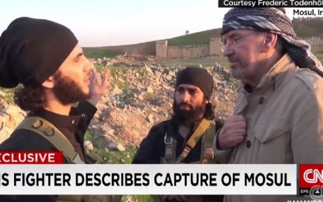 Capture d'écran d'un reportage de CNN montrant Jürgen Todenhöfer en compagnie de combattants de l'EI en Syrie en 2014 (Crédit : capture d'écran CNN) Capture d'écran d'un reportage de CNN montrant Jürgen Todenhöfer en compagnie de combattants de l'EI en Syrie en 2014 (Crédit : capture d'écran CNN)