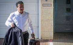 Yossi Cohen, le chef sortant du Conseil national de sécurité, quittant son domicile le matin après que le Premier ministre Benjamin Netanyahu l'ait nommé comme le nouveau chef du Mossad, le 8 décembre 2015 (Crédit photo: Flash90)