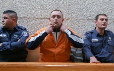 Le meurtrier Roman Zadorov dans la salle d'audience de la Cour suprême, à Jérusalem, le 23 décembre 2015 (Crédit : Gili Yohanan)