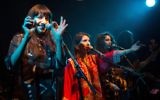 Les sœurs israéliennes Tair (au centre) 31 ans, Liron (à gauche) 29 ans et Tagel (à droite) 25 ans, les membres du groupe folk A-WA, (prononcé "Aywa," ou oui en arabe), lors d'un spectacle à Jérusalem, le 28 janvier 2016. (Crédit : AFP / MENAHEM KAHANA)