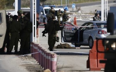 Les forces de sécurité israéliennes sur les lieux d'une attaque à un barrage près de l'implantation de Beit El en Cisjordanie le dimanche 31 janvier 2016 (Crédit : AFP / ABBAS MOMANI)