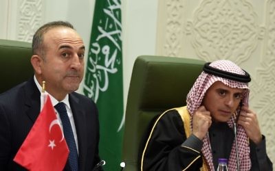 Le ministre turc des Affaires étrangères Mevlut Cavusoglu (g) à l'écoute de la question d'un journaliste à côté de son homologue saoudien Adel al-Jubeir lors d'une conférence de presse conjointe le 31 janvier 2016 à la salle de presse du ministère des affaires étrangères à Ryad. (Crédit : AFP / FAYEZ NURELDINE)