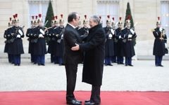 Le président français François Hollande (à gauche) accueille le président cubain Raul Castro à son arrivée le 1 février 2016 au Palais de l'Elysée à Paris (Crédit : AFP/STEPHANE DE SAKUTIN)