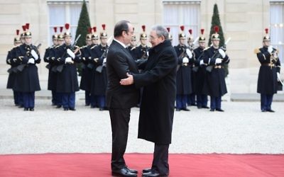 Le président français François Hollande (à gauche) accueille le président cubain Raul Castro à son arrivée le 1 février 2016 au Palais de l'Elysée à Paris (Crédit : AFP/STEPHANE DE SAKUTIN)
