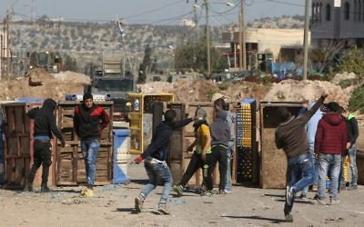 Affrontements entre jeunes palestiniens et armée israélienne à Qabatiya, près de Jénine, en Cisjordanie, le 4 février 2016. L'armée est entrée dans la ville d'où sont originaires les trois auteurs de l'attaque de la veille à la porte de Damas de Jérusalem, qui a tué Hadar Cohen, 19 ans, et fait un autre blessé grave. (Crédit : AFP / JAAFAR ASHTIYEH)