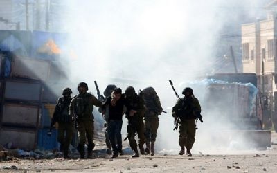 Affrontements entre Palestiniens et forces de sécurité israéliennes à Qabatiya, près de Jénine, dans le nord de la Cisjordanie, le 4 février 2016. Illustration. (Crédit : Jaafar Ashtiyeh/AFP)
