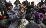 Des réfugiés syriens qui ont fuit la ville assiégée d'Alep attendent à Bab al-Salama, dans le nord de la Syrie, près de la frontière turque, le 6 février 2016. (Crédit : AFP/Bulent Kilic)