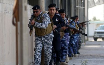 Les forces de sécurité irakienne, en charge de la sécurité du port, dans un exercice simulant une attaque terroriste dans le port de Umm Qasr, près de Bassora, en Irak, le 8 février 2016. (Crédit : AFP / HAIDAR MOHAMMED ALI)