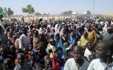 Cette photo a été prise le 2 février 2016 et montre les personnes déplacées (IDP) en majorité des femmes et des enfants en attendant de recevoir de la nourriture au camp de Dikwa, dans l'Etat de Borno, dans le nord-est du Nigeria (Crédit : AFP / STRINGER)