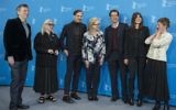 Les membres du jury de la Berlinale Film Festival (G à D) le critique de cinéma britannique et membre du jury Nick James, la photographe français et membre du jury Brigitte Lacombe, l'acteur allemand et membre du jury Lars Eidinger, l'actrice américaine et président du jury Meryl Streep, l'acteur britannique et membre du jury Clive Owen, la cinéaste polonaise et membre du jury Malgorzata Szumowska et la membre italienne du jury Alba Rohrwacher posent à Berlin le 11 février 2016. (Crédit : AFP / John MACDOUGALL)