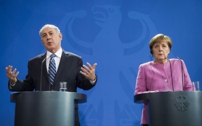 La chancelière allemande Angela Merkel et le Premier ministre israélien Benjamin Netanyahu lors d'une conférence de presse à la Chancellerie à Berlin, le 16 février 2016. (Crédit : Odd Andersen/AFP)