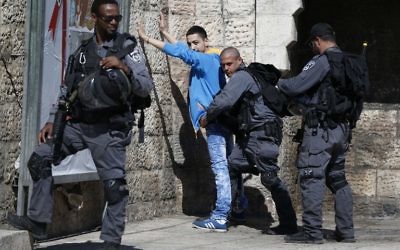 La police des frontières contrôle un Palestinien porte de Damas, dans la Vieille Ville de Jérusalem, le 17 février 2016. Illustration. (Crédit : Ahmad Gharabli/AFP)
