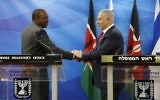 Le président du Kenya Uhuru Kenyatta (à gauche) et le Premier ministre Benjamin Netanyahu pendant une conférence de presse commune à Jérusalem, le 23 février 2016. (Crédit : AFP/Pool/Amir Cohen)