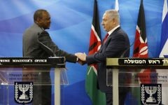 Le président du Kenya Uhuru Kenyatta (à gauche) et le Premier ministre Benjamin Netanyahu pendant une conférence de presse commune à Jérusalem, le 23 février 2016. (Crédit : AFP/Pool/Amir Cohen)