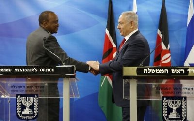 Le président du Kenya Uhuru Kenyatta (à gauche) et le Premier ministre Benjamin Netanyahu pendant une conférence de presse commune à Jérusalem, le 23 février 2016. (Crédit : AFP/Pool/Amir Cohen)
