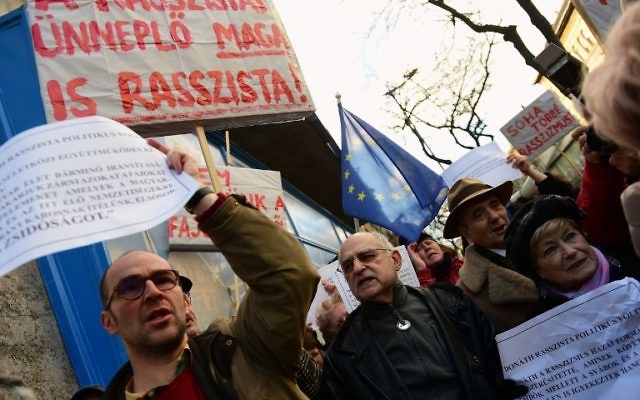 Un manifestant contre l'inauguration d'une statue d'un politicien de l'époque de l'Holocauste et victime du régime communiste, Gyorgy Donath, à Budapest le 24 février 2016. (Crédit : AFP / ATTILA KISBENEDEK)