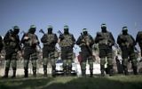 Des membres des Brigades Ezzedine al-Qassam , la branche armée du Hamas, pendant un rassemblement anti-Israël à Rafah, dans le sud de la bande de Gaza, le 26 février 2016. (Crédit : Said Khatib/AFP)