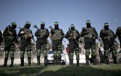 Des membres des Brigades Ezzedine al-Qassam , la branche armée du Hamas, pendant un rassemblement anti-Israël à Rafah, dans le sud de la bande de Gaza, le 26 février 2016. (Crédit : Said Khatib/AFP)