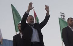 Ismail Haniyeh, chef du Hamas, , pendant un rassemblement anti-Israël à Rafah, dans le sud de la bande de Gaza, le 26 février 2016. (Crédit : Saïd Khatib/AFP)
