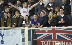Des supporters de Tottenham applaudissent avant le match de football Europa League Fiorentina vcontre Tottenham le 18 février 2016 à Florence. (Crédit : AFP PHOTO / ANDREAS SOLARO)