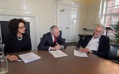Le président du parti travailliste britannique, Jeremy Corbyn (à droite), avec le président du Board of Deputies of British Jews, Jonathan Arkush (au centre) et sa directrice Gillian Merron (à gauche), le 9 février 2016. (Autorisation)