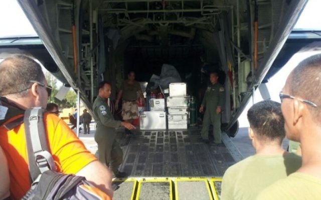 Des membres d'IsraAID arrivent aux Philippines avec de l'aide humanitaire. (Crédit : IsraAID/Nufar Tagar)