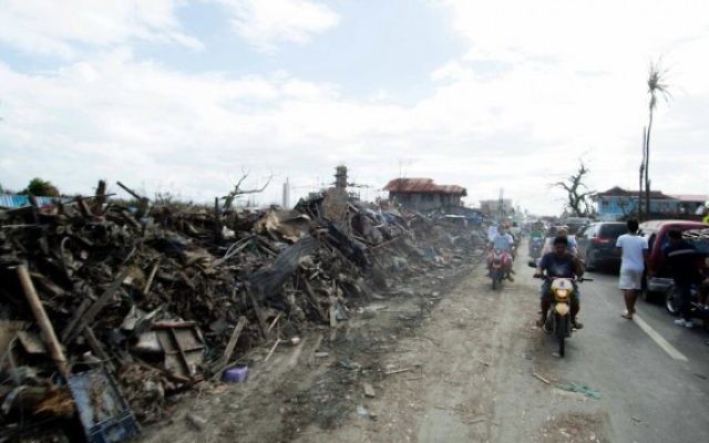 Photo prise par un membre d'IsraAID montrant la dévastation des Philippines. (Crédit : IsraAID/Nufar Tagar)