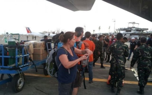 Des membres d'IsraAID arrivent aux Philippines. (Crédit : IsraAID/Nufar Tagar)
