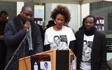 Tony Harrisson, qui a joué le rôle de Youssouf Fofana dans le film « 24 jours », Rachel Khan, actrice, et Guershon Ben Abraham, président de la Fédération des Juifs noirs de France, devant le 229 boulevard Voltaire ce dimanche (Crédit : Times of Israël Staff/Glenn Cloarec)