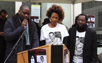 Tony Harrisson, qui a joué le rôle de Youssouf Fofana dans le film « 24 jours », Rachel Khan, actrice, et Guershon Ben Abraham, président de la Fédération des Juifs noirs de France, devant le 229 boulevard Voltaire ce dimanche (Crédit : Times of Israël Staff/Glenn Cloarec)