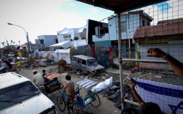Photo prise par un membre d'IsraAID montrant la dévastation des Philippines. (Crédit : IsraAID/Nufar Tagar)