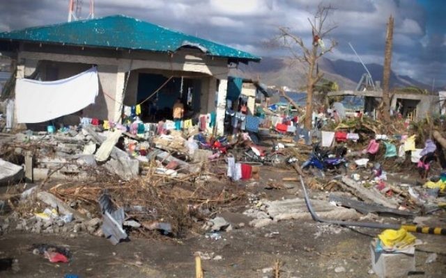 Photo prise par un membre d'IsraAID montrant la dévastation des Philippines. (Crédit : IsraAID/Nufar Tagar)