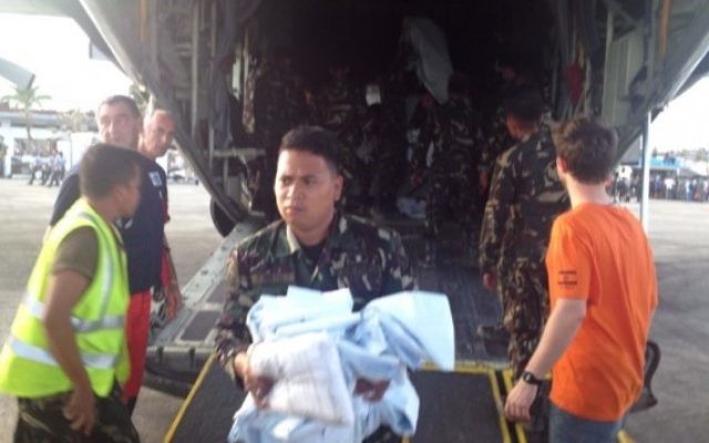 Des membres d'IsraAID arrivent aux Philippines avec de l'aide humanitaire. (Crédit : IsraAID/Nufar Tagar)